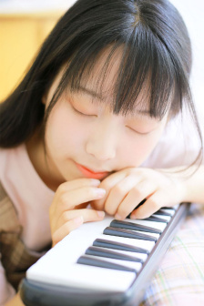 我和年轻的女教师观看